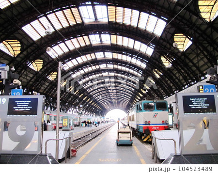 イタリア、ミラノ中央駅(Stazione Centrale di Milano) イタリア、ミラノ中央駅(Stazione Centrale di Milano) 104523489