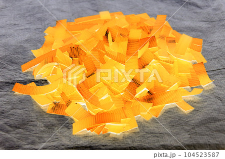 使用済みのPPバンドを短くカットした状態(色反転) 使用済みのPPバンドを短くカットした状態(色反転) 104523587