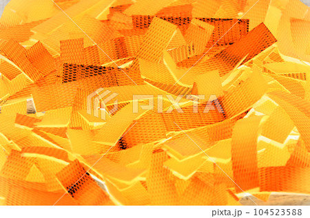 使用済みのPPバンドを短くカットした状態（色反転） 104523588