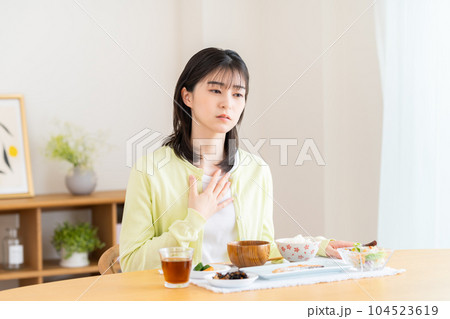 食欲不振な若い女性 食欲不振な若い女性 104523619