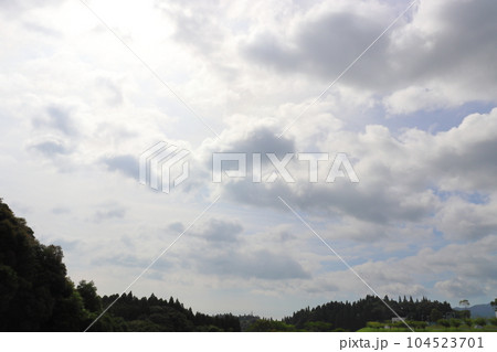 雲の多い空 太陽光 層積雲 高層雲 雲の多い空 太陽光 層積雲 高層雲 104523701