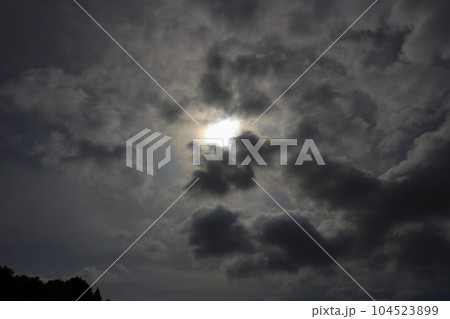雲の多い空 太陽 林 暗い 雲の多い空 太陽 林 暗い 104523899
