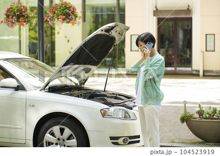 車の故障で電話をする若い女性 104523919