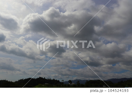 雲の多い空　太陽光　層積雲　高層雲 104524193