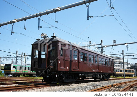 車両基地で並ぶE231系とクモハ12形 車両基地で並ぶE231系とクモハ12形 104524441