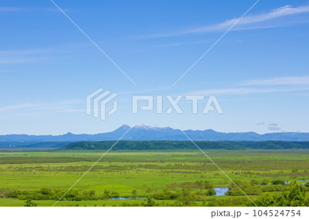 北海道釧路湿原の細岡展望台より阿寒富士を望む 104524754