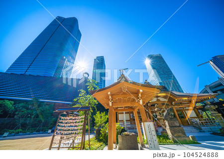 日本の東京都市景観　麻布台ヒルズや八幡神社などを望む 104524888
