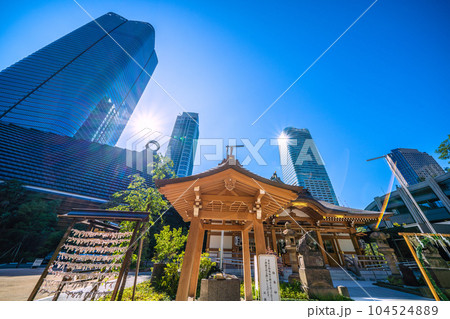 日本の東京都市景観　麻布台ヒルズや八幡神社などを望む 104524889