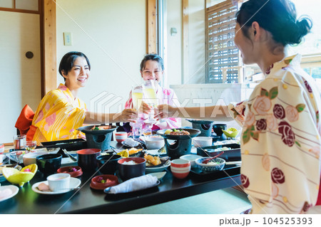 女子旅 旅館で乾杯する女性 女子旅 旅館で乾杯する女性 104525393