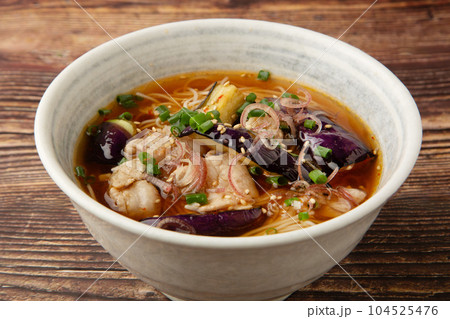 豚バラ肉と揚げなすの冷やしピリ辛素麺 104525476