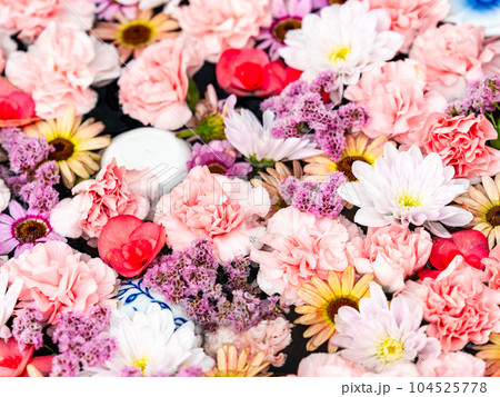 初夏のカラフルで楽しい花手水 104525778