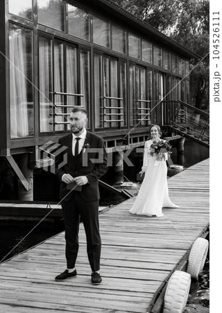 the first meeting of the bride and groom 104526111