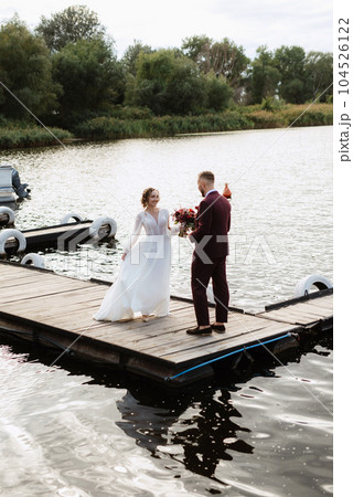 the first meeting of the bride and groom 104526122