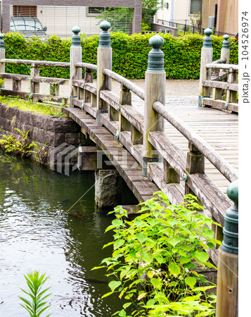 風情豊かな木橋 104526974