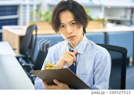 デスクワークする若いビジネスマン 104527513