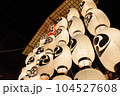 京都祇園祭の山鉾の提灯 104527608