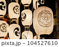 京都祇園祭の山鉾の提灯 104527610