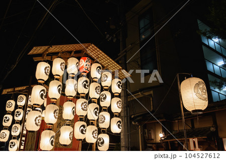 京都祇園祭の山鉾の提灯 京都祇園祭の山鉾の提灯 104527612