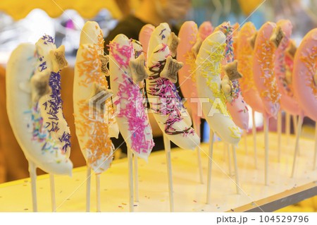 お祭り バナナチョコ 出店 チョコバナナ 和菓子 屋台 縁日 お祭り バナナチョコ 出店 チョコバナナ 和菓子 屋台 縁日 104529796