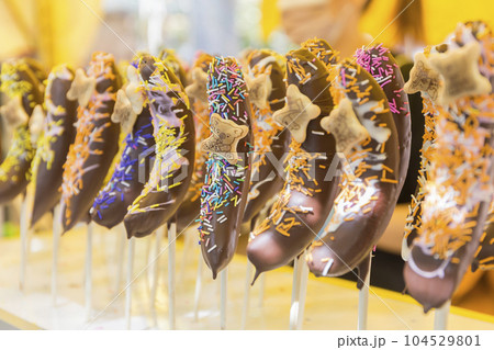 お祭り　バナナチョコ　出店 　チョコバナナ　和菓子　屋台 　縁日 104529801