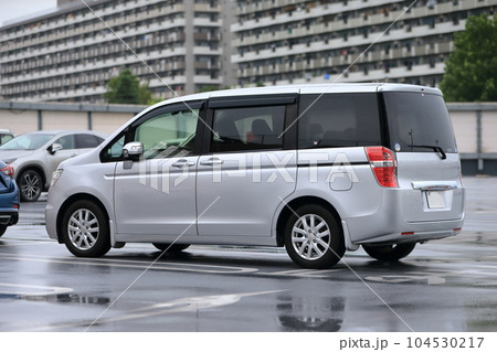 駐車場のミニバン 駐車場のミニバン 104530217