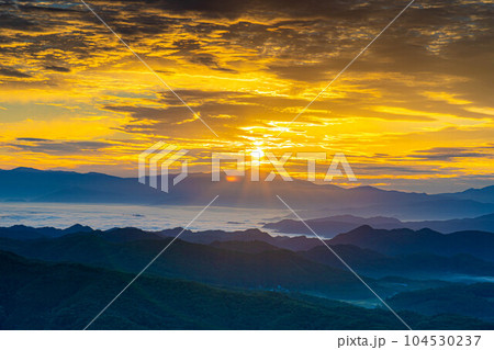 【日の出素材】小熊山展望台から見る日の出と雲海【長野県】 【日の出素材】小熊山展望台から見る日の出と雲海【長野県】 104530237