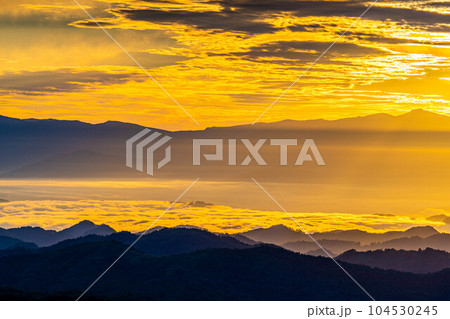 【日の出素材】小熊山展望台から見る日の出と雲海【長野県】 【日の出素材】小熊山展望台から見る日の出と雲海【長野県】 104530245