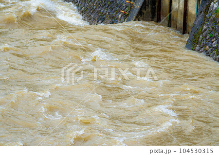 【自然災害】濁流・大雨の後の川【長野県】 104530315