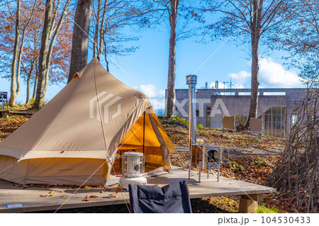 【キャンプ素材】秋のキャンプ風景【長野県】 104530433
