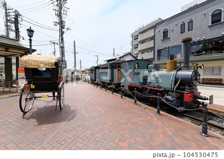 道後温泉観光の街 人力車と坊ちゃん列車 道後温泉観光の街 人力車と坊ちゃん列車 104530475