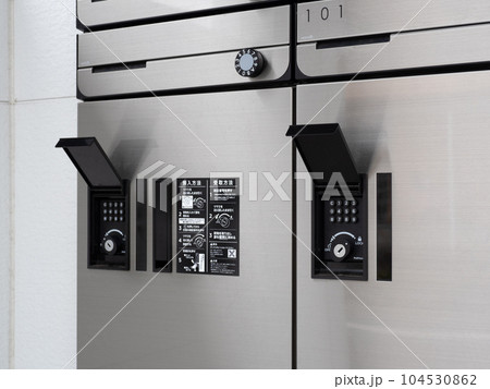 アパートに設置された宅配ロッカー アパートに設置された宅配ロッカー 104530862