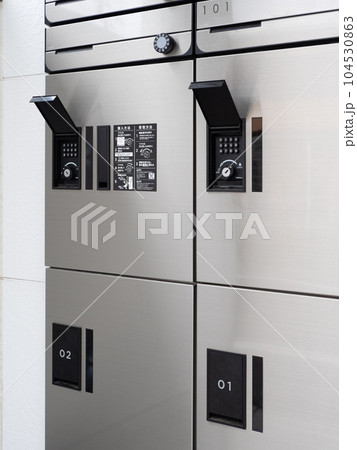 アパートに設置された宅配ロッカー 104530863