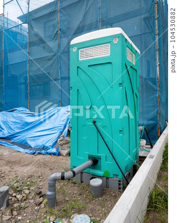 工事現場の仮設トイレ 104530882