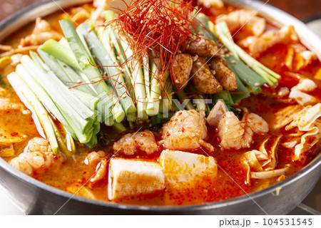 辛くて美味しいもつ鍋 104531545