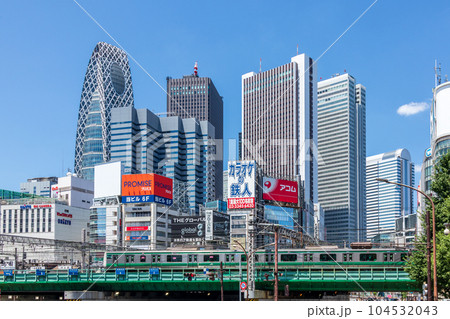 「東京都」新宿駅前の超高層ビル群 「東京都」新宿駅前の超高層ビル群 104532043