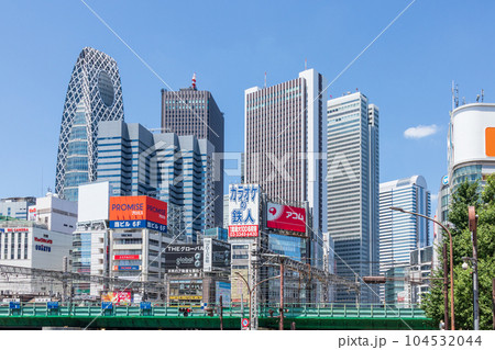 「東京都」新宿駅前の超高層ビル群 104532044