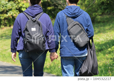 つないだ手 恋人つなぎ デート カップル 夫婦 男女 家族 つないだ手 恋人つなぎ デート カップル 夫婦 男女 家族 104532217
