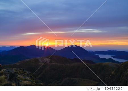 日光白根山の山頂からの夜明けの風景 104532294