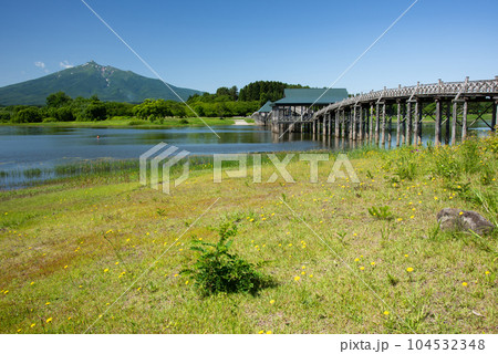 鶴の舞橋と岩木山 104532348