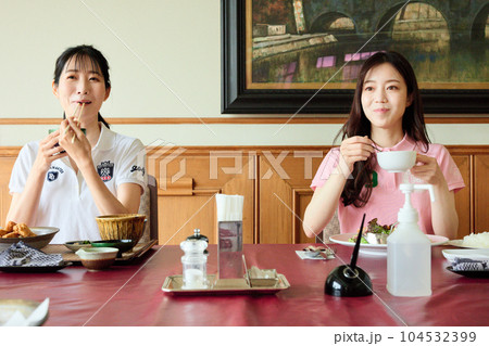 ゴルフ場のレストラン 104532399