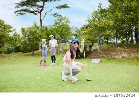 ゴルフをする女性 ゴルフをする女性 104532424
