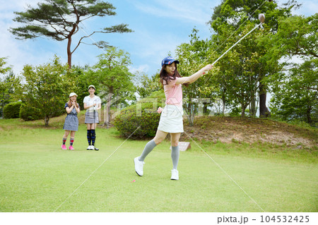 ゴルフをする女性 ゴルフをする女性 104532425
