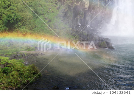 雄川の滝の近くに出る虹 雄川の滝の近くに出る虹 104532641