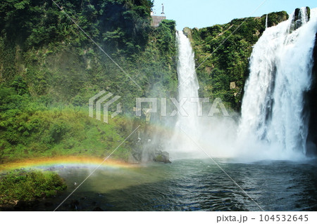 虹が架かる美しい雄川の滝 虹が架かる美しい雄川の滝 104532645