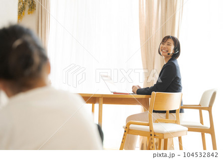 家で働くママと子供の写真 家で働くママと子供の写真 104532842