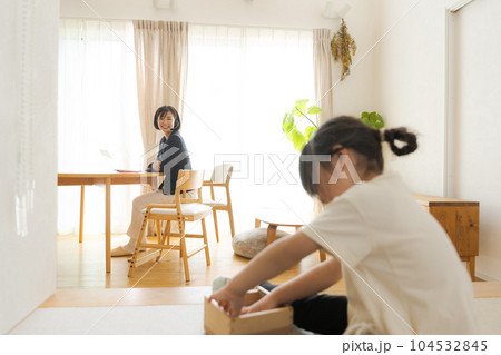家で働くママと子供の写真 家で働くママと子供の写真 104532845