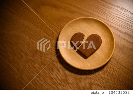 木の皿の上に割れたハートのクッキー 失恋 恋愛 broken heart ハートブレイク 木の皿の上に割れたハートのクッキー 失恋 恋愛 broken heart ハートブレイク 104533058