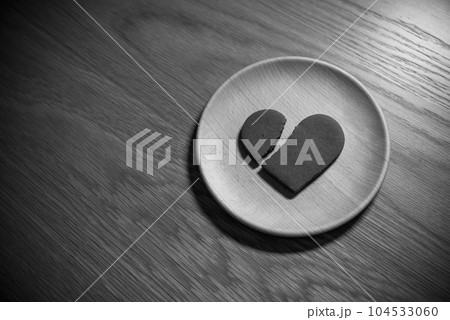 木の皿の上に割れたハートのクッキー 失恋 恋愛 broken heart ハートブレイク モノクロ 木の皿の上に割れたハートのクッキー 失恋 恋愛 broken heart ハートブレイク モノクロ 104533060