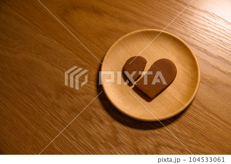 木の皿の上に割れたハートのクッキー 失恋 恋愛 broken heart ハートブレイク 周辺減光無 木の皿の上に割れたハートのクッキー 失恋 恋愛 broken heart ハートブレイク 周辺減光無 104533061