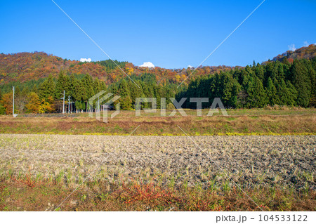 晩秋の南魚沼　田園風景　秋景色　新潟県南魚沼市　　 104533122